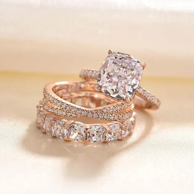 Iris – Diamantring mit ovalem Mittelstein.