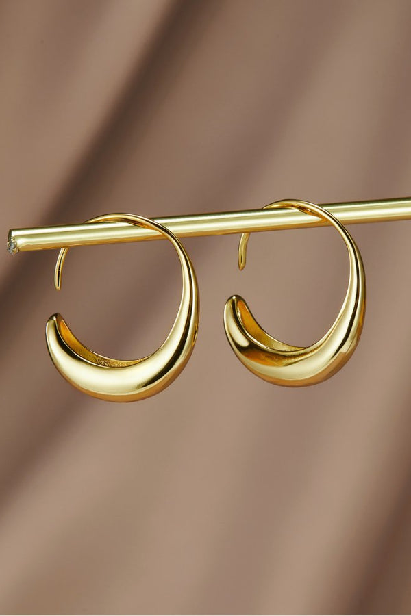 Carina – Goldene Mini-Creolen mit klarer Linie.