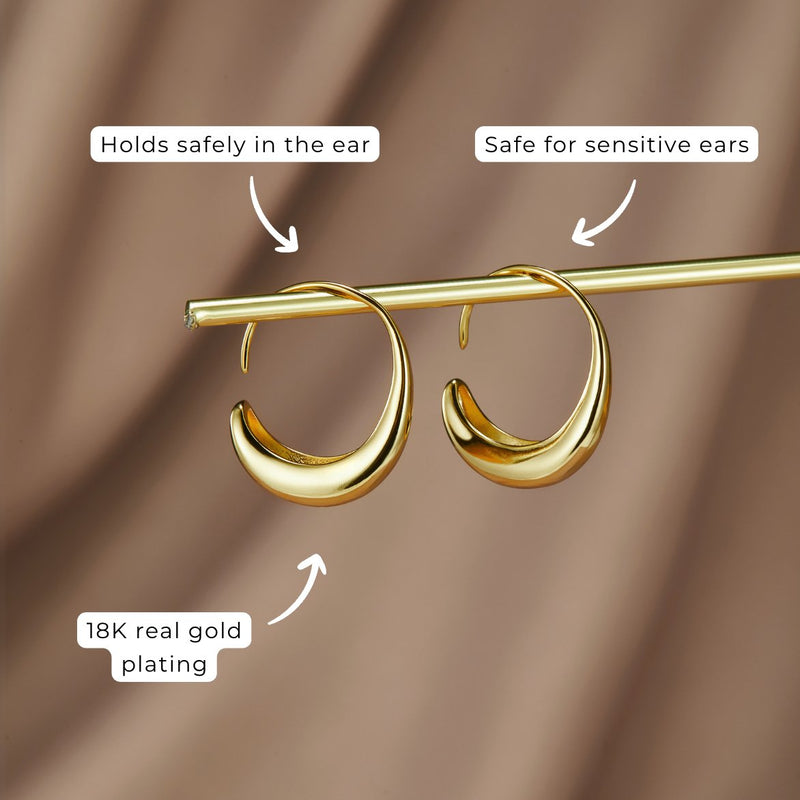 Susanne – Goldene Ohrringe mit Struktur.