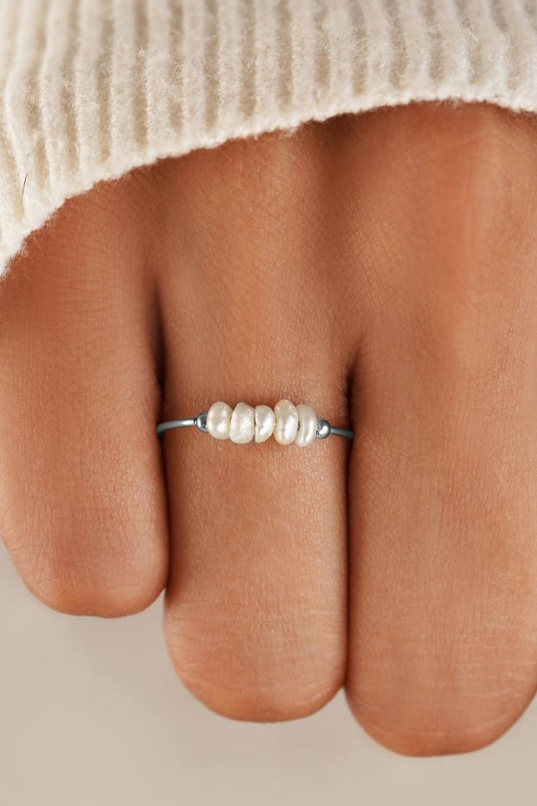 Silberring mit klassischen Süßwasserperlen