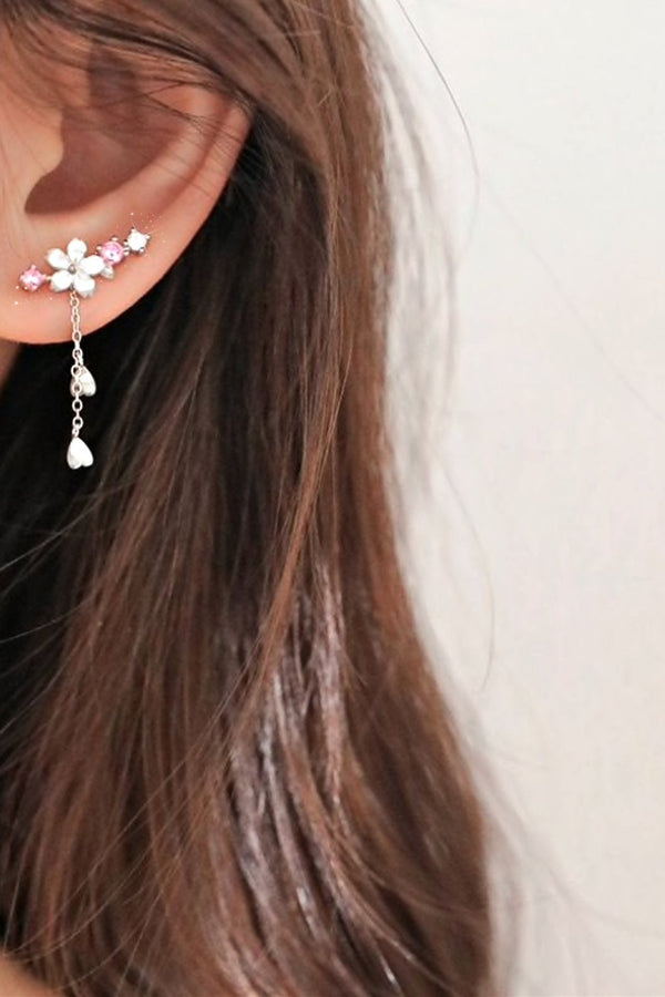 Maren – Goldene Hängeohrringe mit Perlenbesatz.