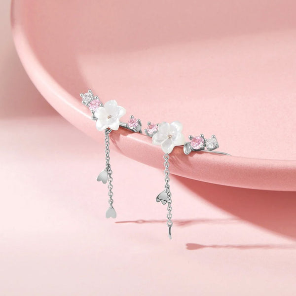 Maren – Goldene Hängeohrringe mit Perlenbesatz.