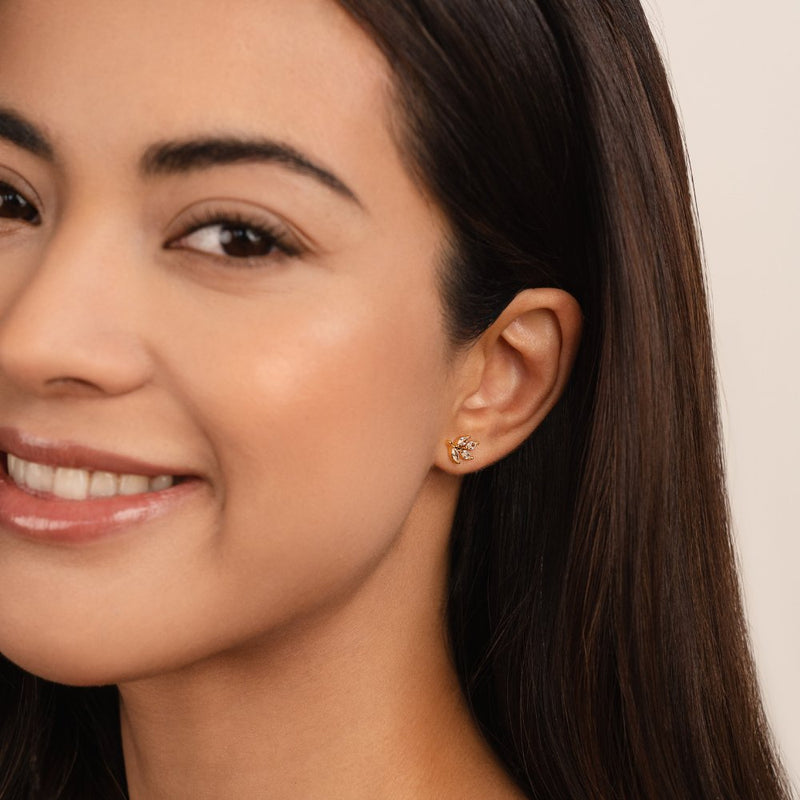 Felicitas – Goldene Ohrstecker mit Blätter-Detail.