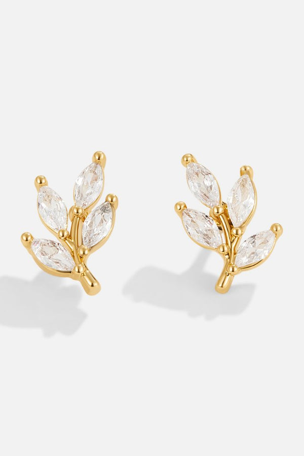 Felicitas – Goldene Ohrstecker mit Blätter-Detail.
