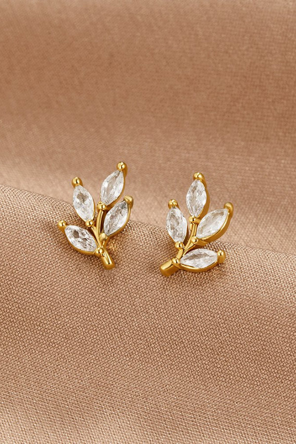 Felicitas – Goldene Ohrstecker mit Blätter-Detail.