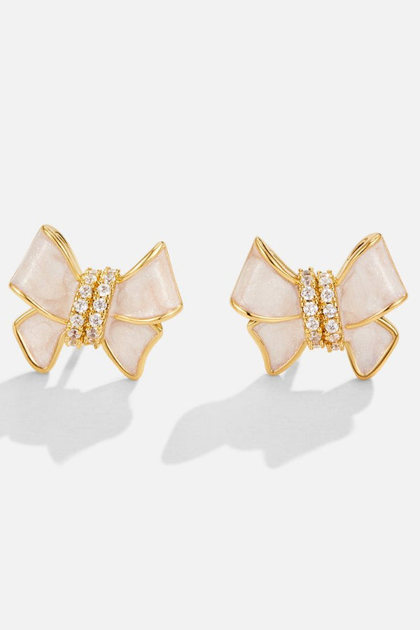 Clara – Goldene Ohrstecker mit Blütenmotiv.