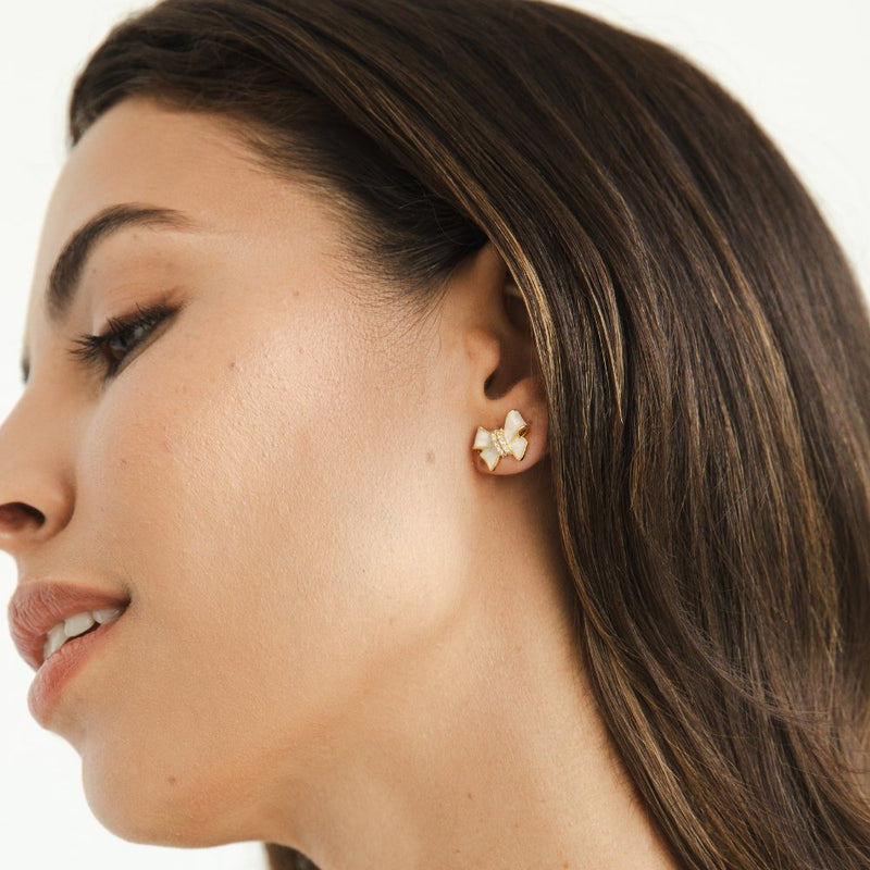 Clara – Goldene Ohrstecker mit Blütenmotiv.