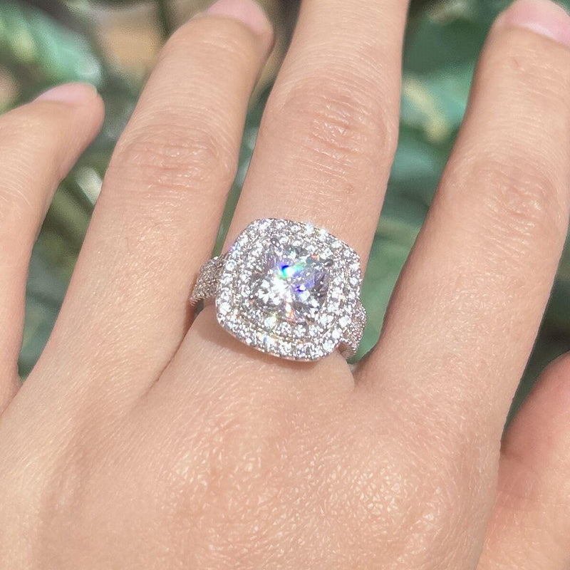 Frieda – Solitärring mit funkelndem Rundstein.