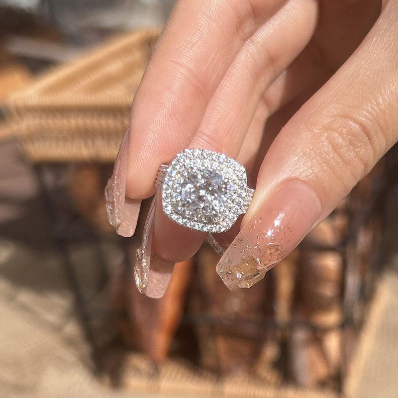 Frieda – Solitärring mit funkelndem Rundstein.