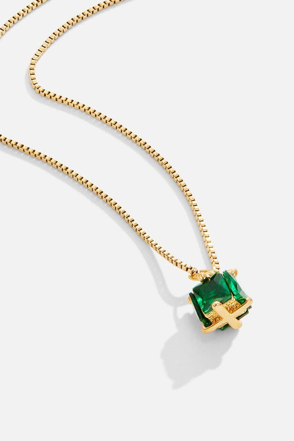 Katharina – Goldene Kette mit grünem Stein.