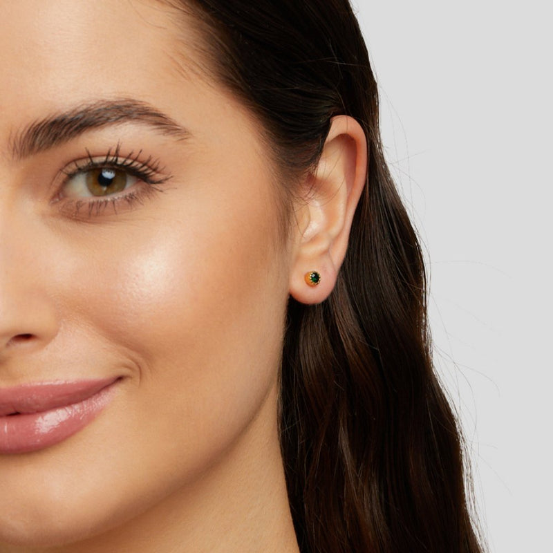 Viktoria – Goldene Ohrstecker mit grünem Stein.