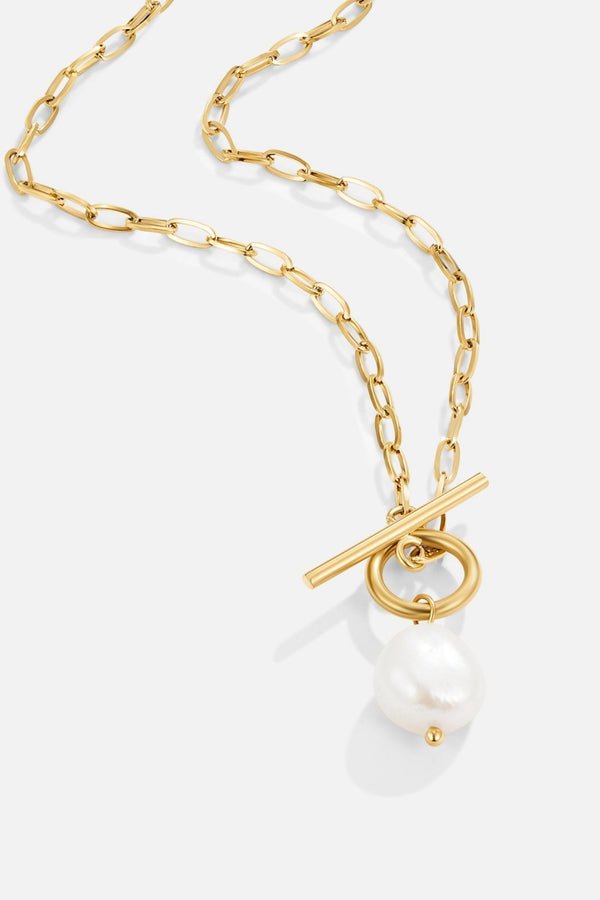 Franziska – Goldene Kette mit filigranem Anhänger.