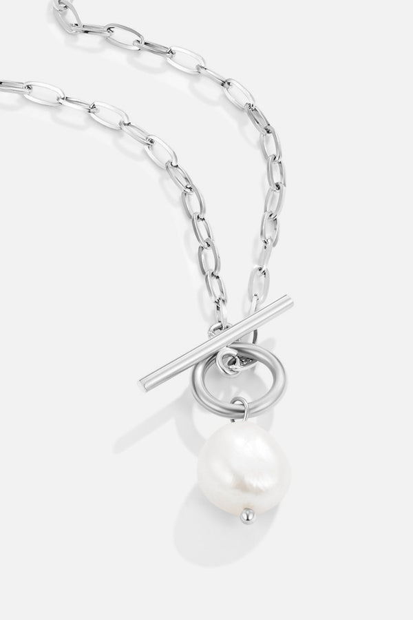 Eveline – Goldene Kette mit perlenbesetztem Anhänger.