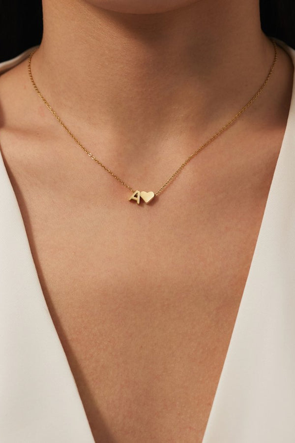 Nina – Goldene Kette mit V-Anordnung.