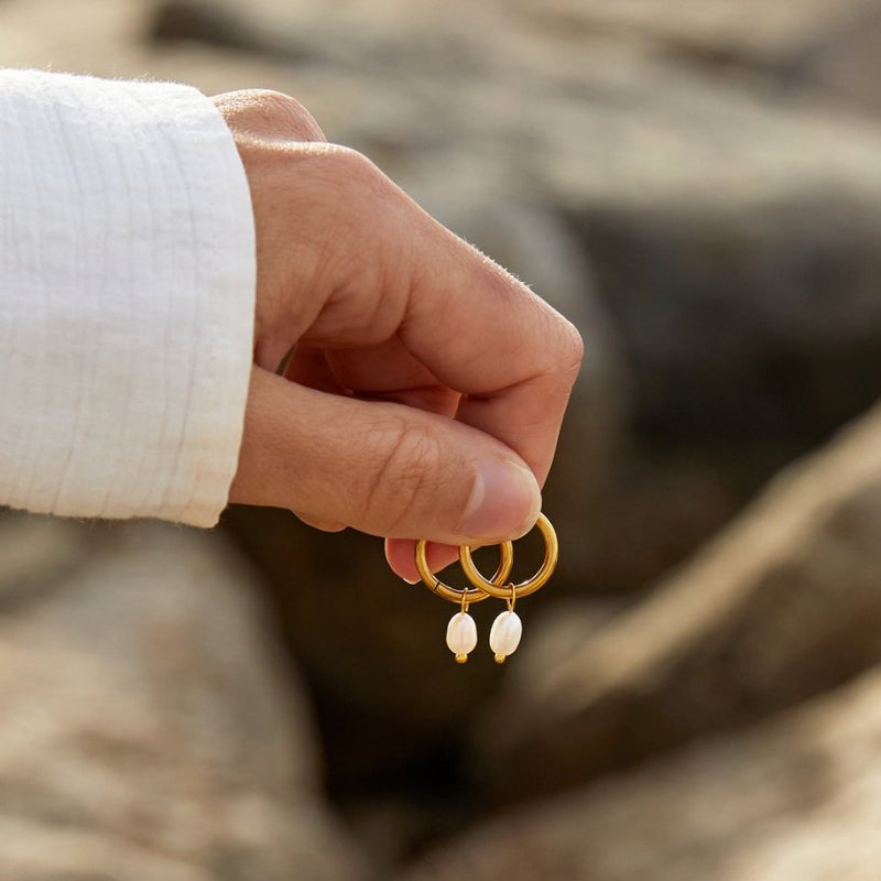 Elise-Marie – Goldene Ohrringe mit Perlenanhänger.