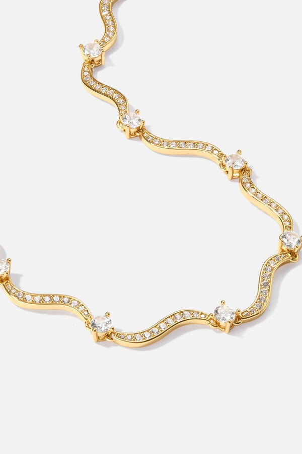 Josefine – Goldene Halskette mit organischer Struktur.