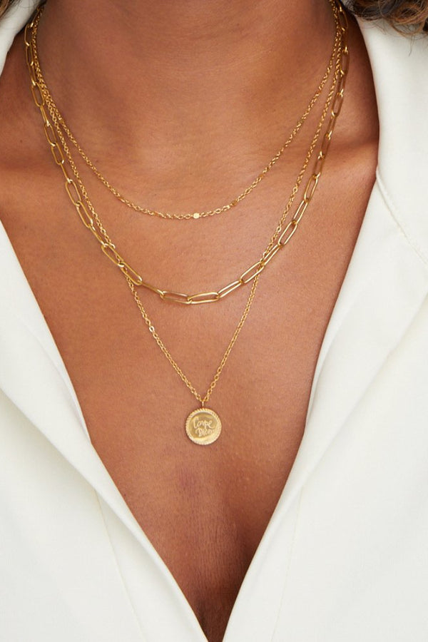 Lea – Eine zarte, goldene Mehrfachkette mit elegant fallenden Linien.