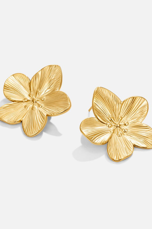 Margarete – Goldene Ohrstecker in Blütenform.