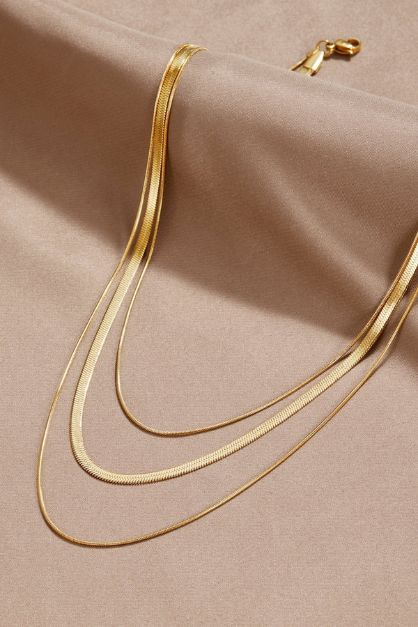 Karoline – Goldene Halskette mit dezentem Steinanhänger.