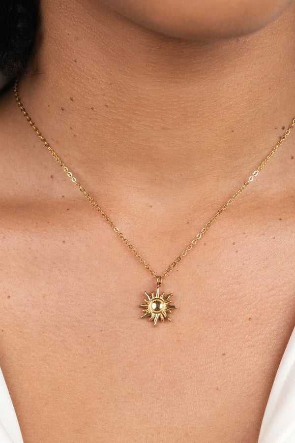 Ronja – Goldkette mit Blütenanhänger.