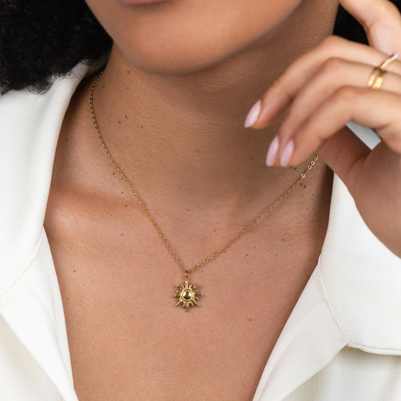 Ronja – Goldkette mit Blütenanhänger.