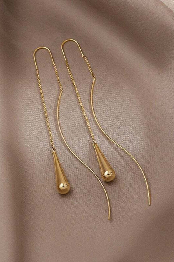 Felicia – Goldene Ohrringe mit kleiner Fassung.