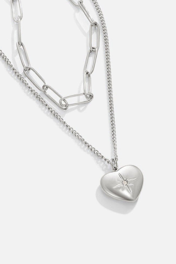 Angelika – Silberne Kette mit kantigem Anhänger.