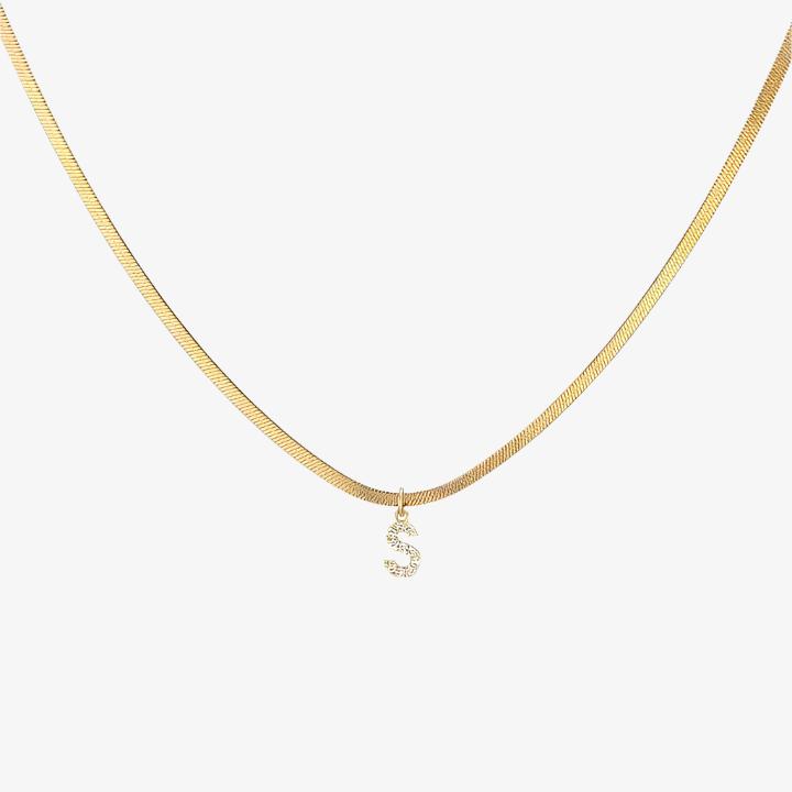Eva – Goldene Kette mit Initial-Charm.
