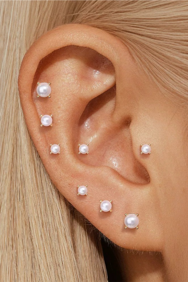 Paula – Zarte goldene Creolen mit modernem Finish.