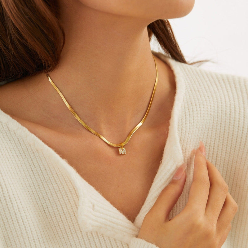 Eva – Goldene Kette mit Initial-Charm.