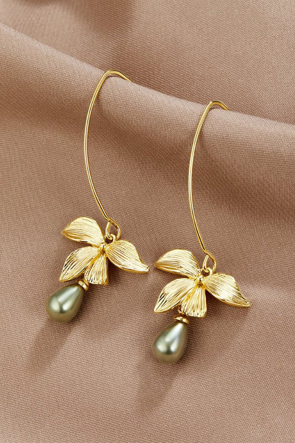 Juliane – Goldene Ohrringe mit Perlmutt.