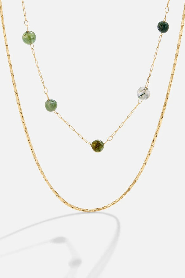 Katharina – Goldene Halskette mit rechteckigem Anhänger.