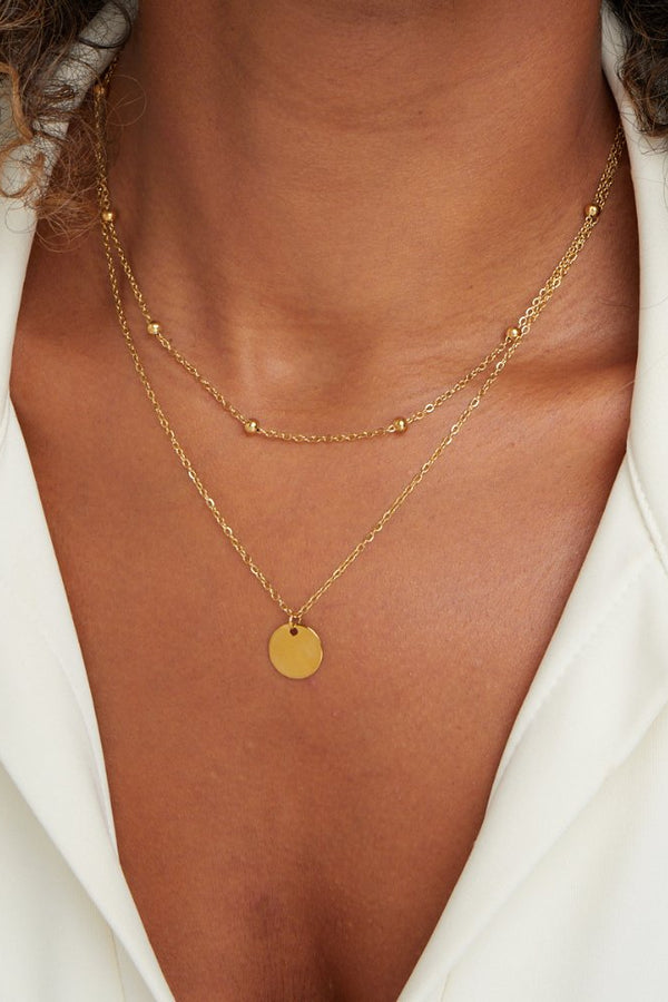 Leonie – Goldene Doppelkette mit runde-Anhänger.