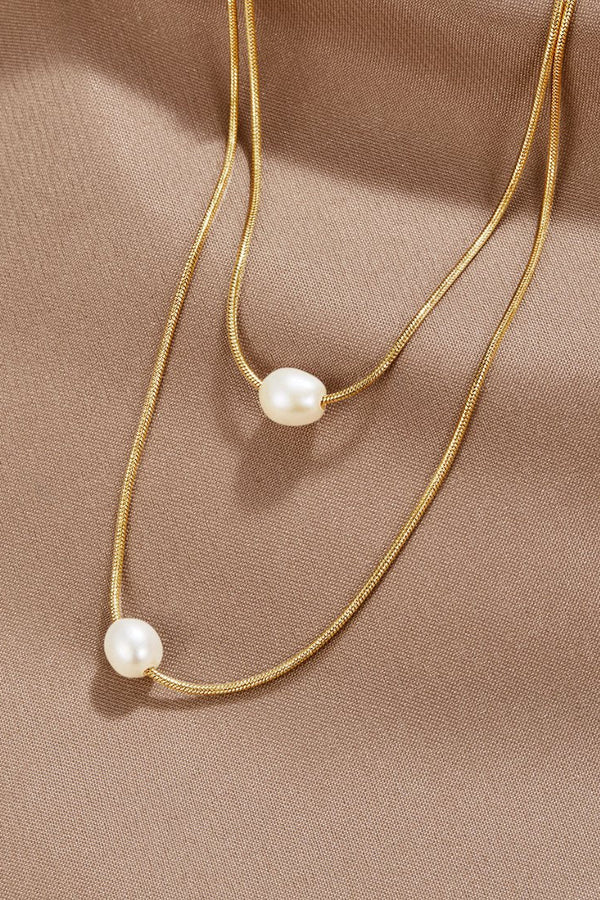 Sabine – Zweilagige Goldkette mit dunklem Stein.