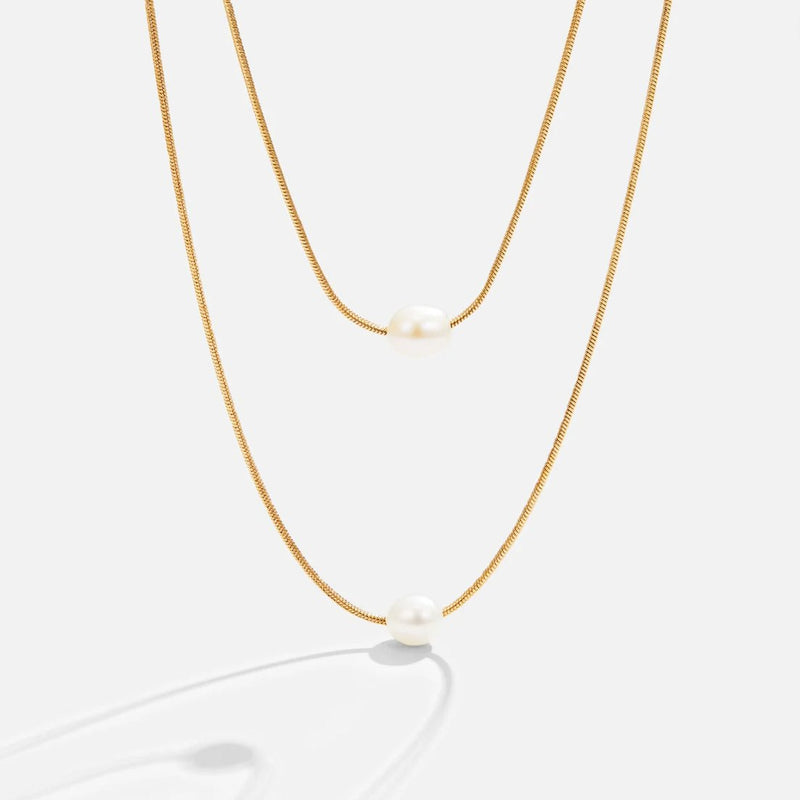 Sabine – Zweilagige Goldkette mit dunklem Stein.