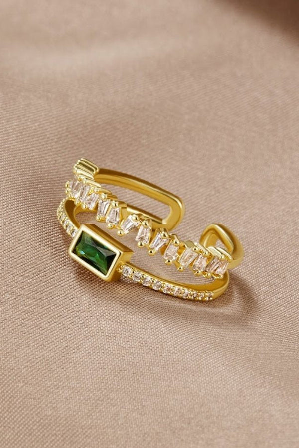 Sabine – Goldring mit smaragdgrünen Akzenten.