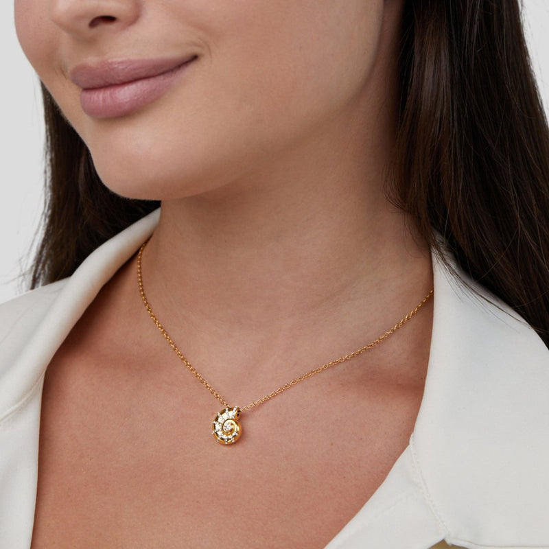 Rosalie – Goldene Halskette mit zartem Herz.