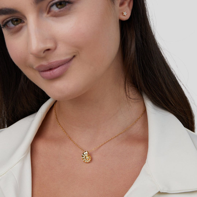 Rosalie – Goldene Halskette mit zartem Herz.