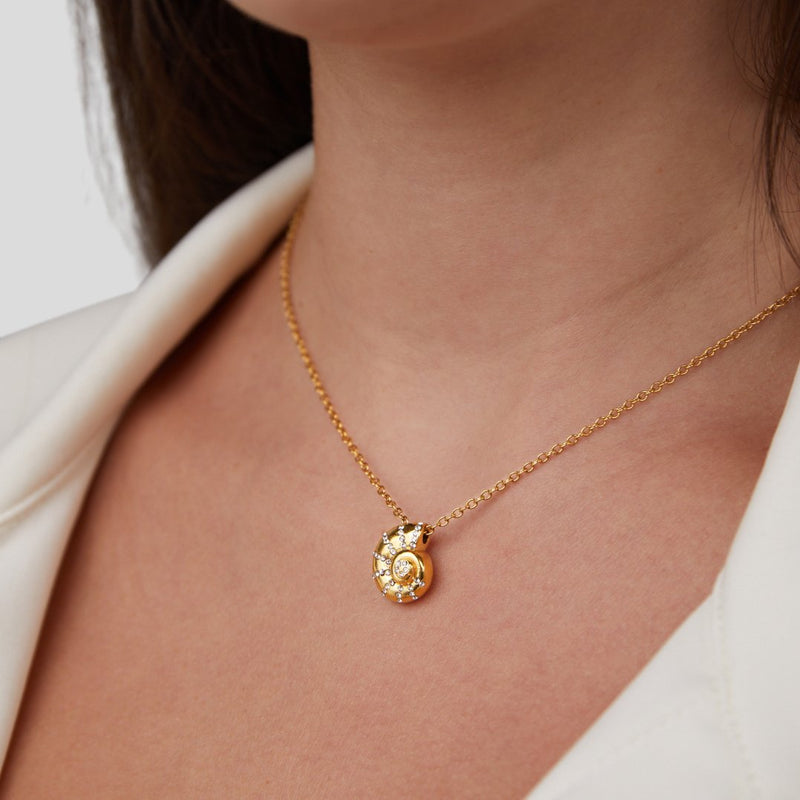 Rosalie – Goldene Halskette mit zartem Herz.