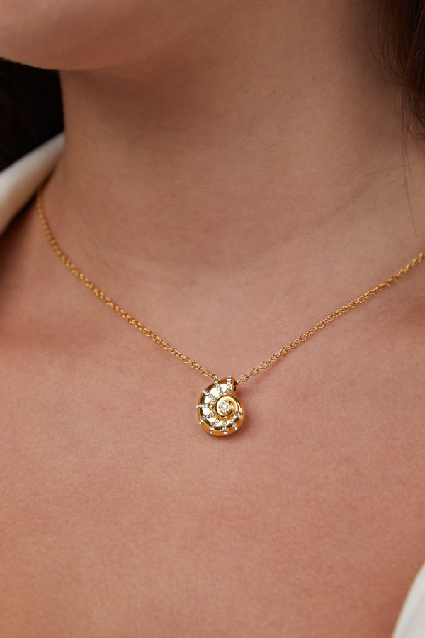 Rosalie – Goldene Halskette mit zartem Herz.