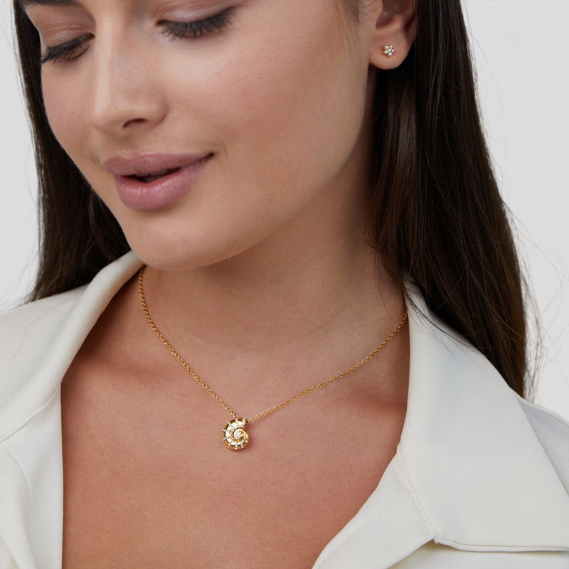 Rosalie – Goldene Halskette mit zartem Herz.