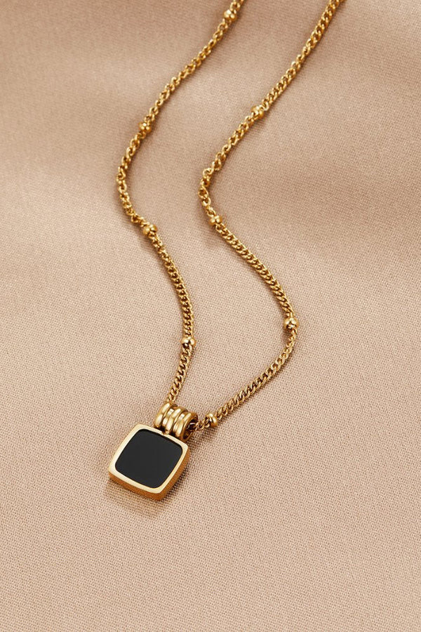 Dorothea – Goldene Kette mit grünem Edelstein.