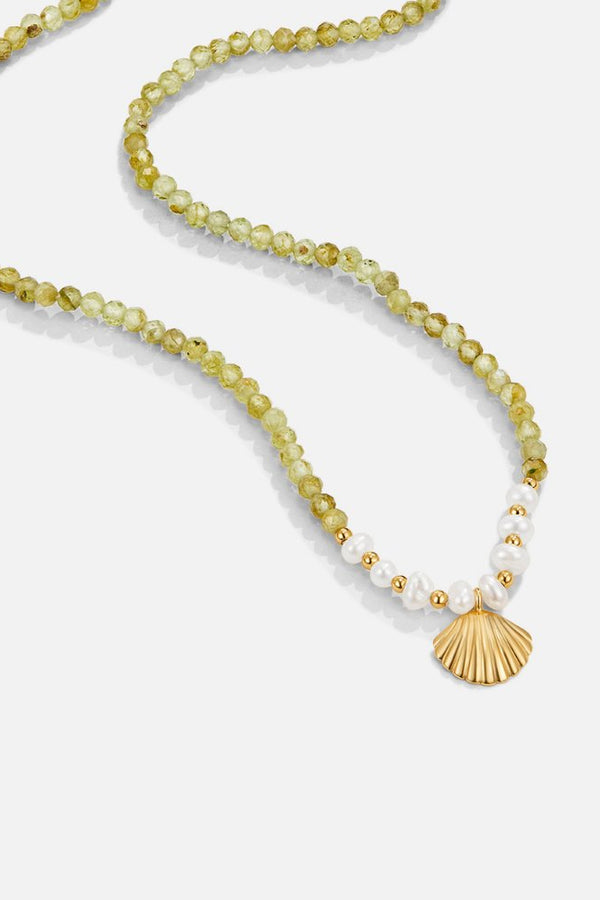 Amira – Goldene Halskette mit schlichter Tropfenform.