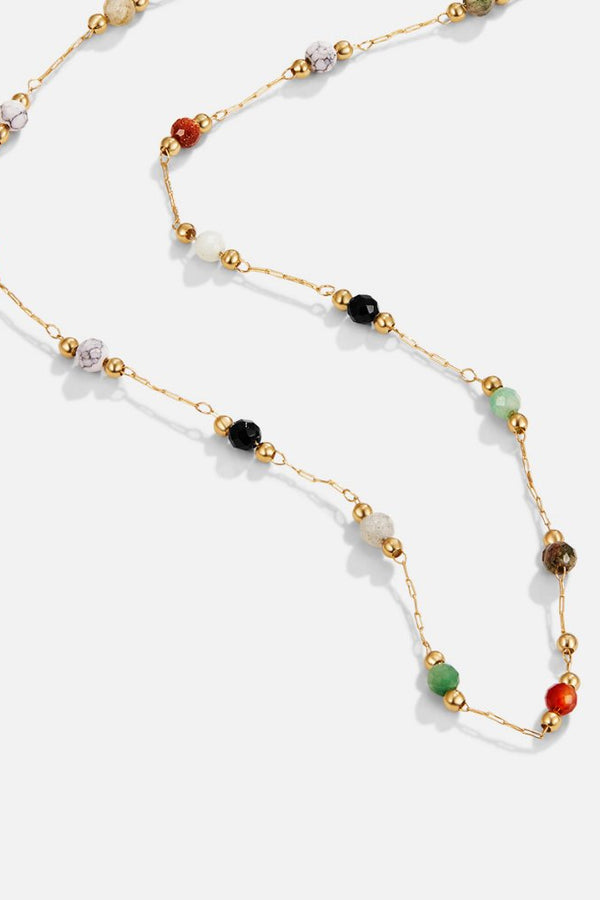 Gertrud – Goldene Kette mit farbenfrohen Details.