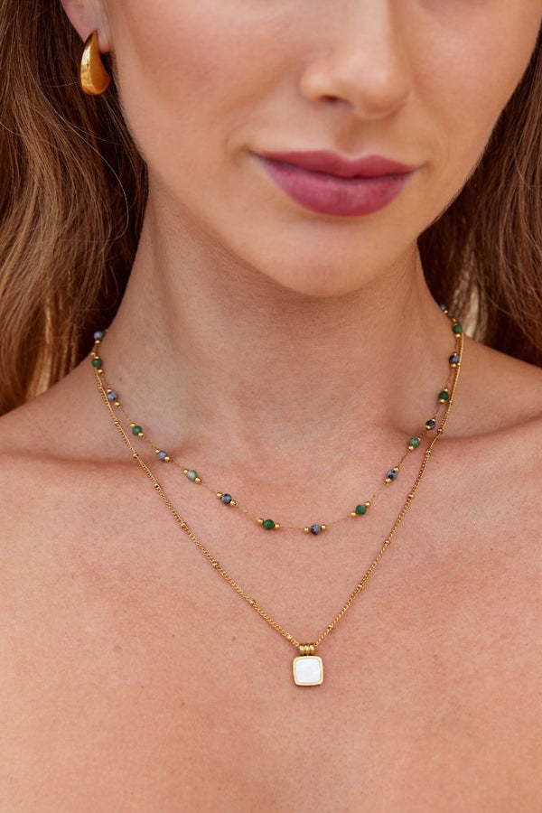 Carla – Verspielte Kette mit kleinen Perlenakzenten.