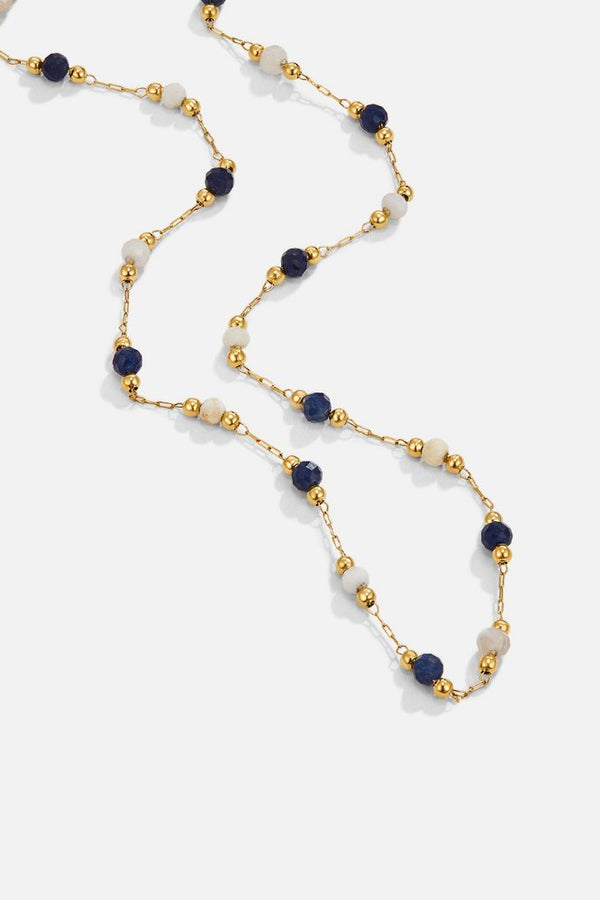 Johanne – Feine Goldkette mit farbigen Perlen.