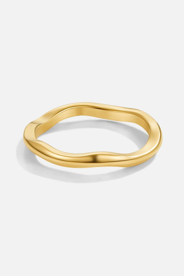 Emilia – Goldring mit klarer, strukturierter Form.