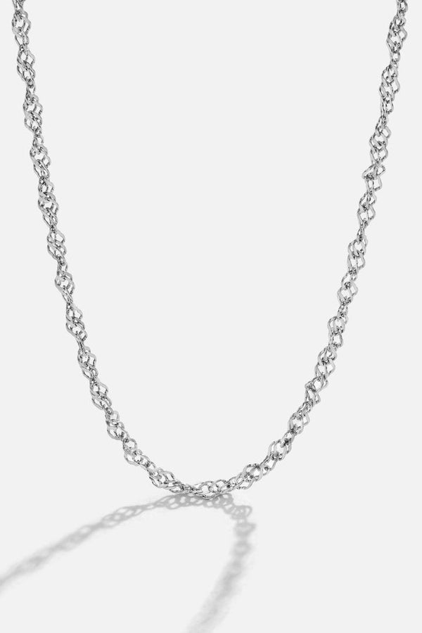 Johanna – Goldene Kette mit zartem Herzanhänger.