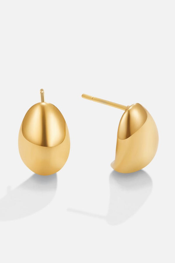 Frieda – Goldene Ohrstecker mit runder Wölbung.