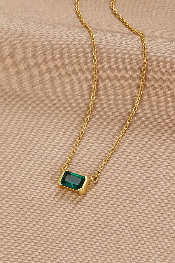 Liliane – Goldene Kette mit rechteckigem Anhänger.